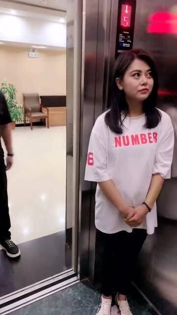 电梯吃瓜事件,一场意外引发的全民热议