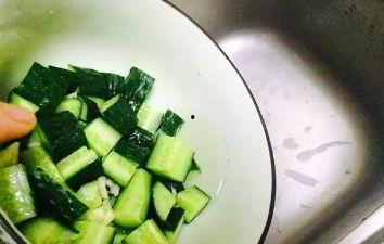 小瓜拌着吃的方法