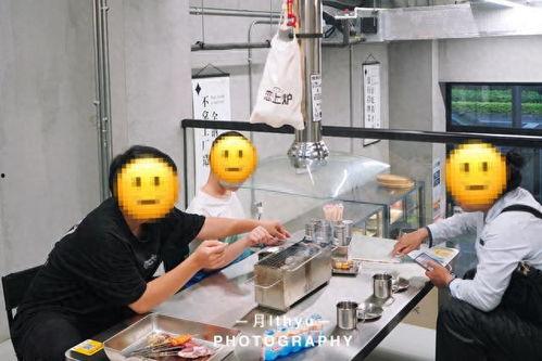 小炉子淄博烧烤吃瓜,小炉子里的烟火气，吃瓜群众的味蕾盛宴