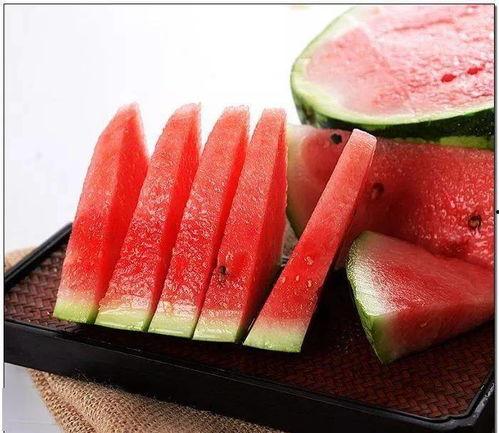 贵妃她静静吃瓜,宫廷生活的闲适时光