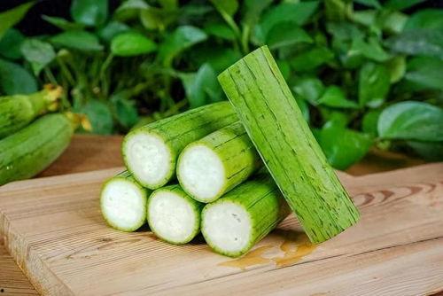 三人吃瓜素材,温馨瞬间定格时光