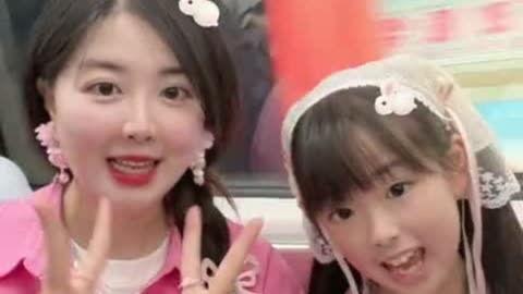 母女吃瓜搞笑演绎,一场欢乐的“瓜田”盛宴